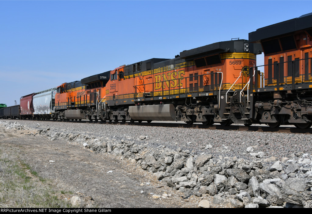 BNSF 5669 Roster shot.